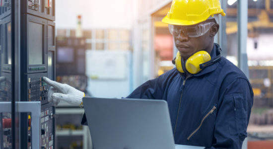 Homen negro com capacete amarelo conferindo os 6 erros comuns ao automatizar a sua indústria