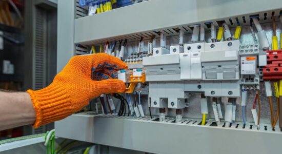 Montagem de um painel elétrico